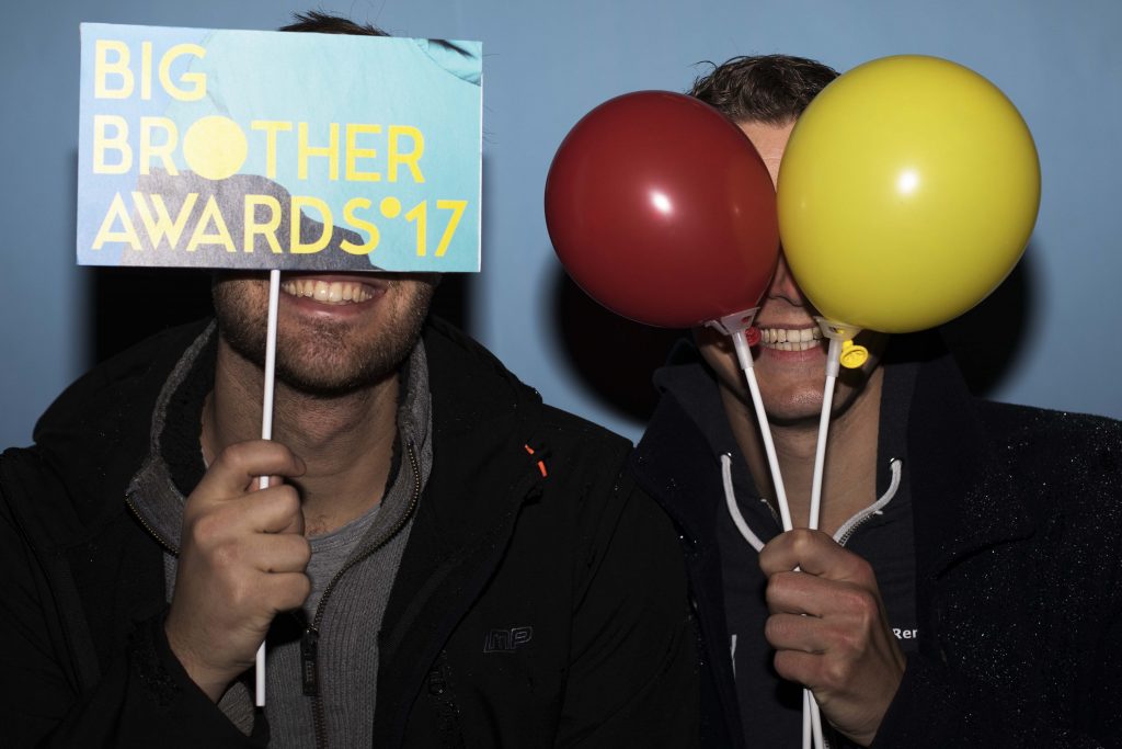 In 2017 kon je tijdens de borrel van de Big Brother Awards anoniem op de foto.