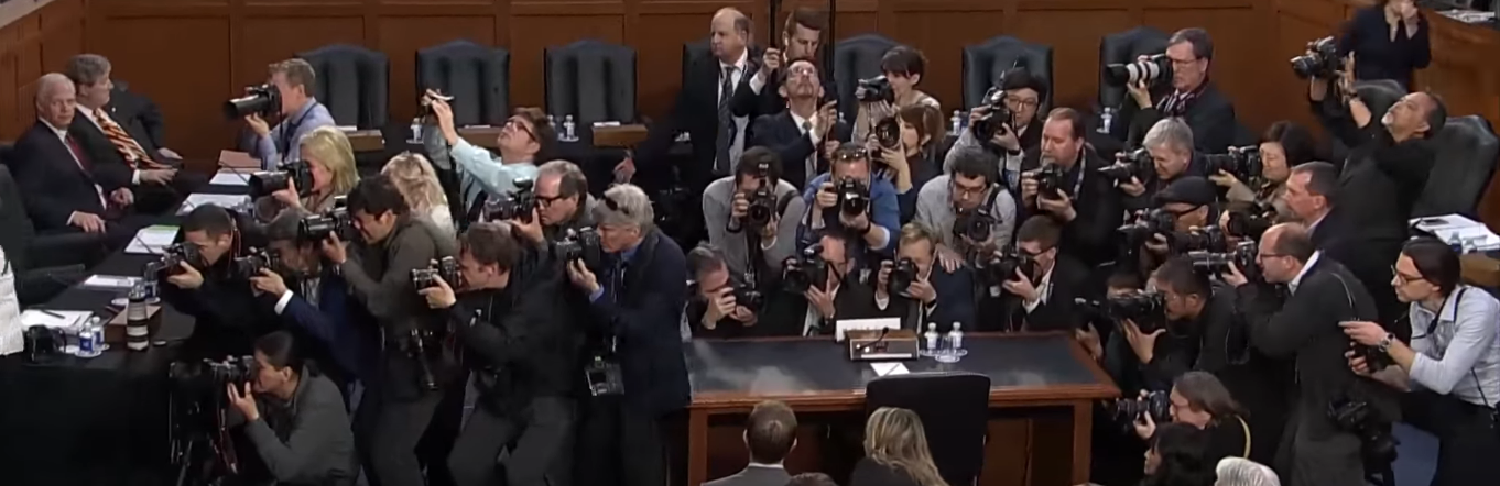 Fotografen wachten op de komst van Zuckerberg