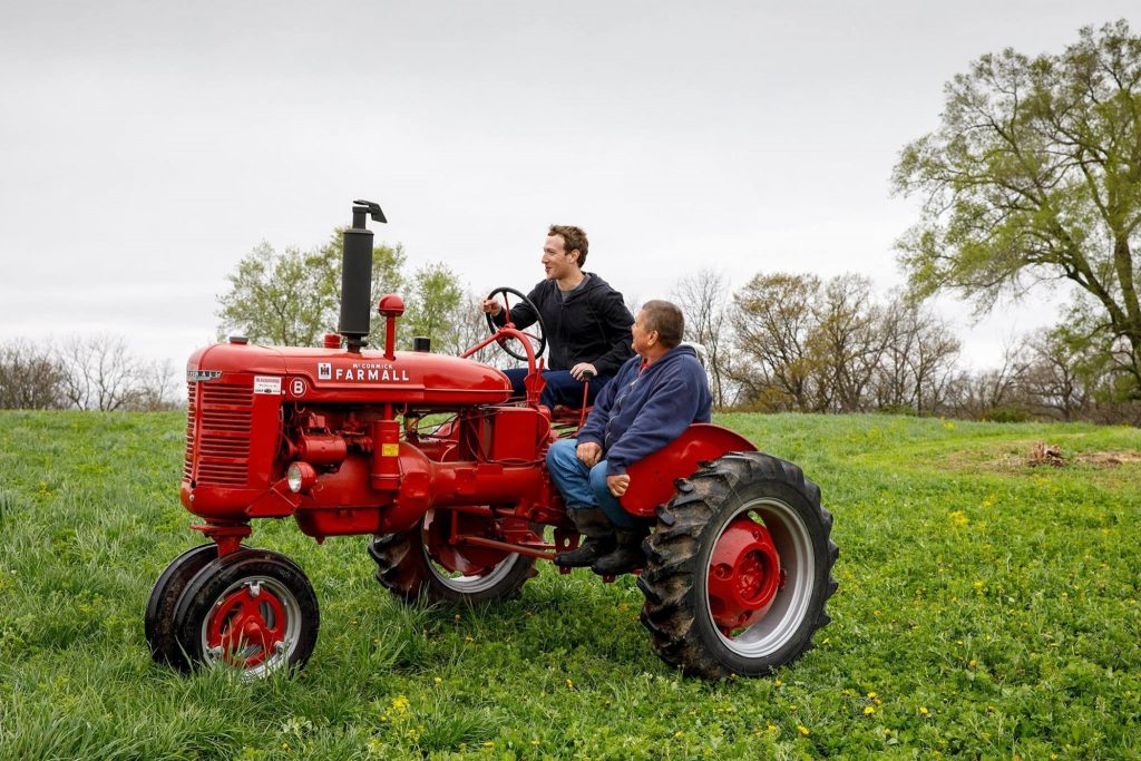 Mark Zuckerberg op een tractor