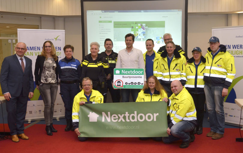 Politieagenten poseren achter een reclamebanner van Nextdoor (bron: website Nextdoor)