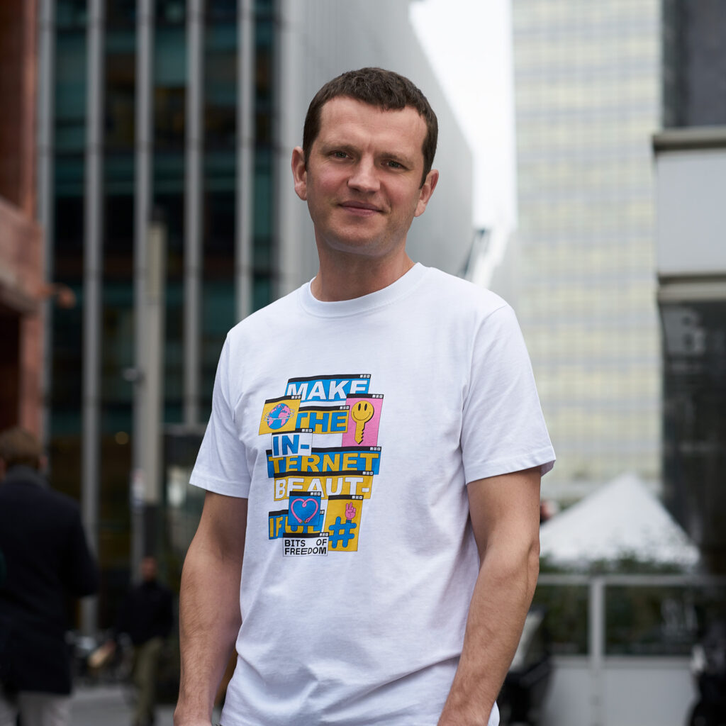 Axel draagt ons nieuwe t-shirt: Make The Internet Beautiful. Word donateur en ontvang er ook een!