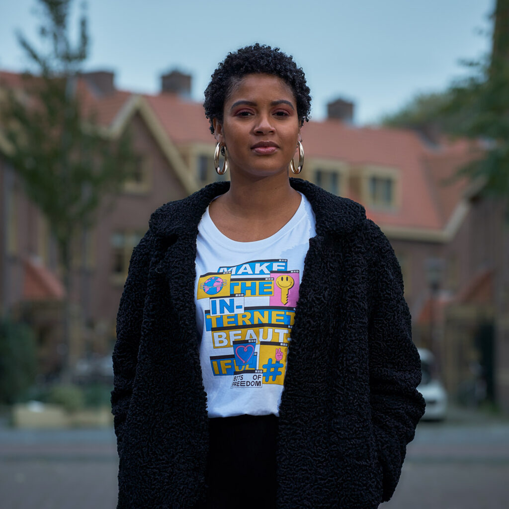 Zaïre draagt hier ons nieuwe t-shirt. Wil jij deze ook? Word donateur!