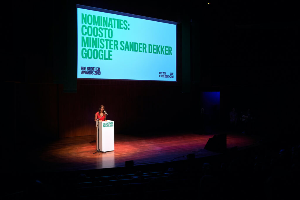 Renushka Madarie maakt de winnaar van de Publieksprijs bekend. Foto: Jeroen Mooijman, CC BY-NC-SA 4.0