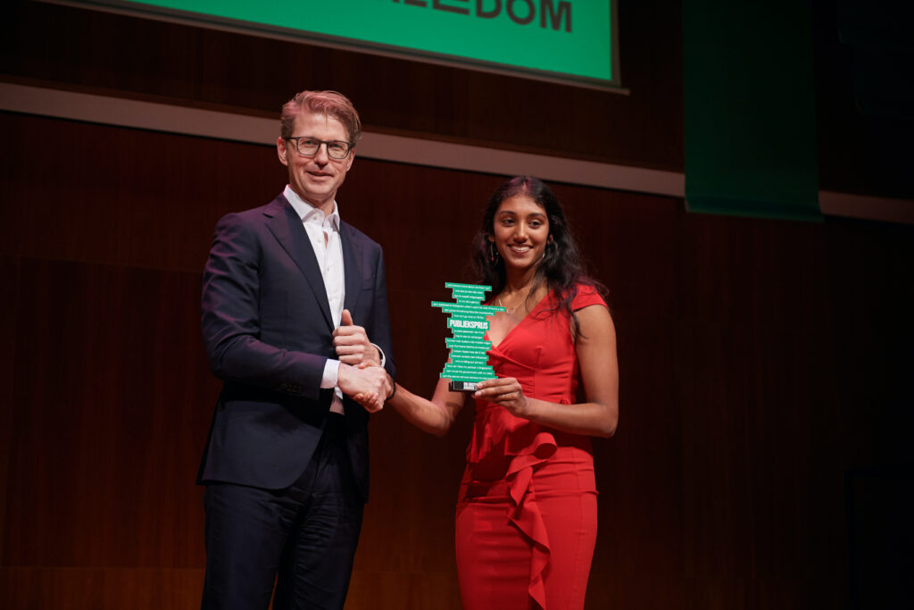 Renushka Madarie reikt de Big Brother Awards Publieksprijs uit aan Minister Dekker. Foto: Jeroen Mooijman, CC BY-NC-SA 4.0