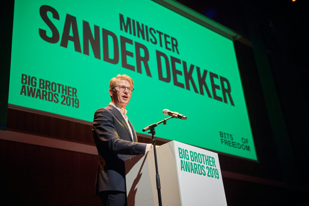 Minister Dekker reageert op zijn prijs. Foto: Jeroen Mooijman, CC BY-NC-SA 4.0