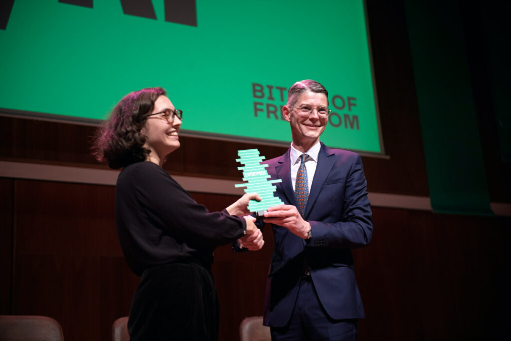 Alex Tess Rutten overhandigt de prijs aan Carsten Herstel. Foto: Jeroen Mooijman, CC BY-NC-SA 4.0