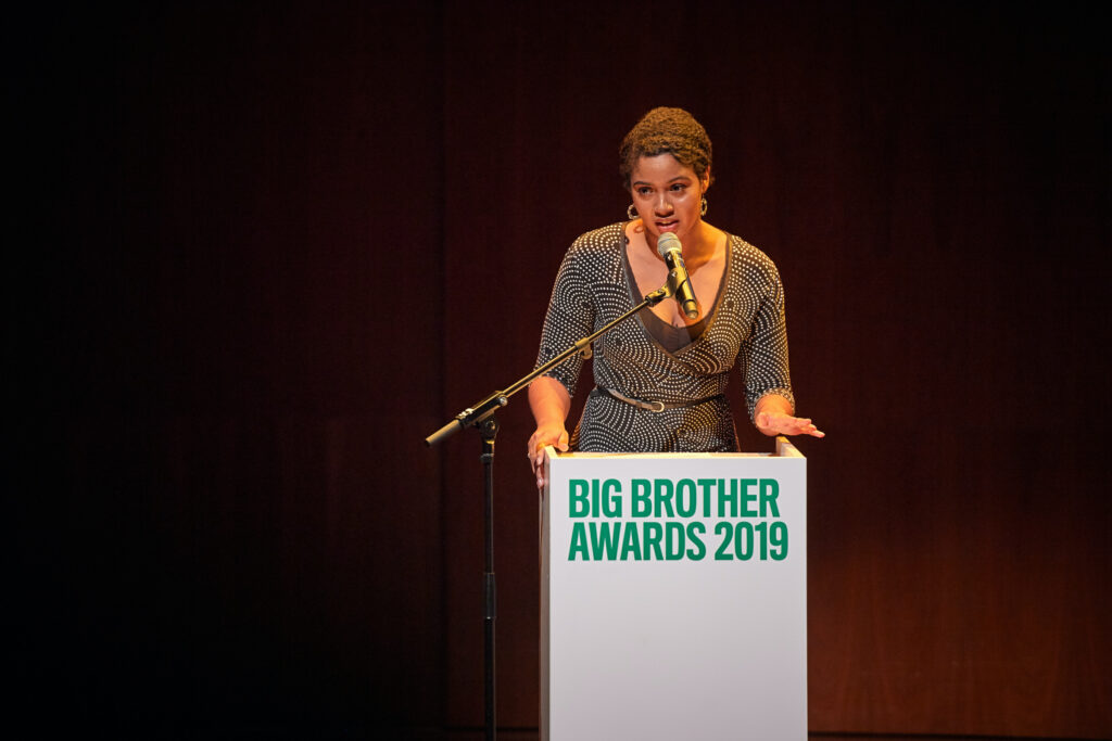 Zaïre Krieger in gesprek met Big Brother. Foto: Jeroen Mooijman, CC BY-NC-SA 4.0