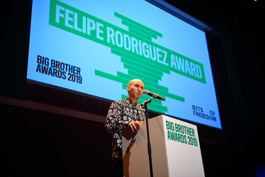 Karim Khamis kondigt de winnaar van de Felipe Rodriguez Award aan. Foto: Jeroen Mooijman, CC BY-NC-SA 4.0