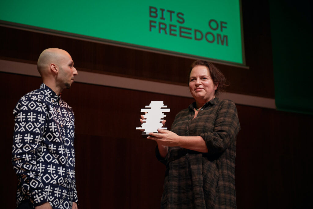 Marleen Stikker neemt de Felipe Rodriguez Award in ontvangst. Foto: Jeroen Mooijman, CC BY-NC-SA 4.0