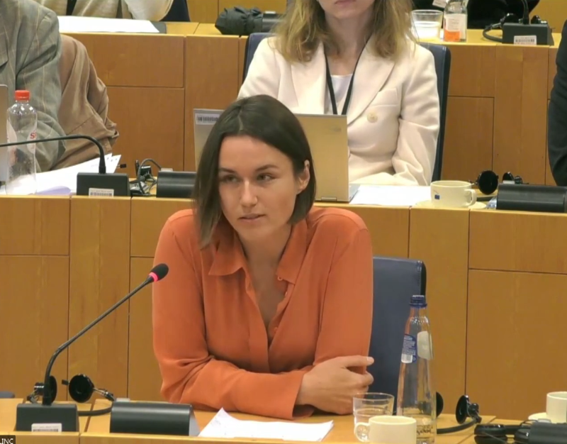 Foto van Evelyn in het Europees Parlement