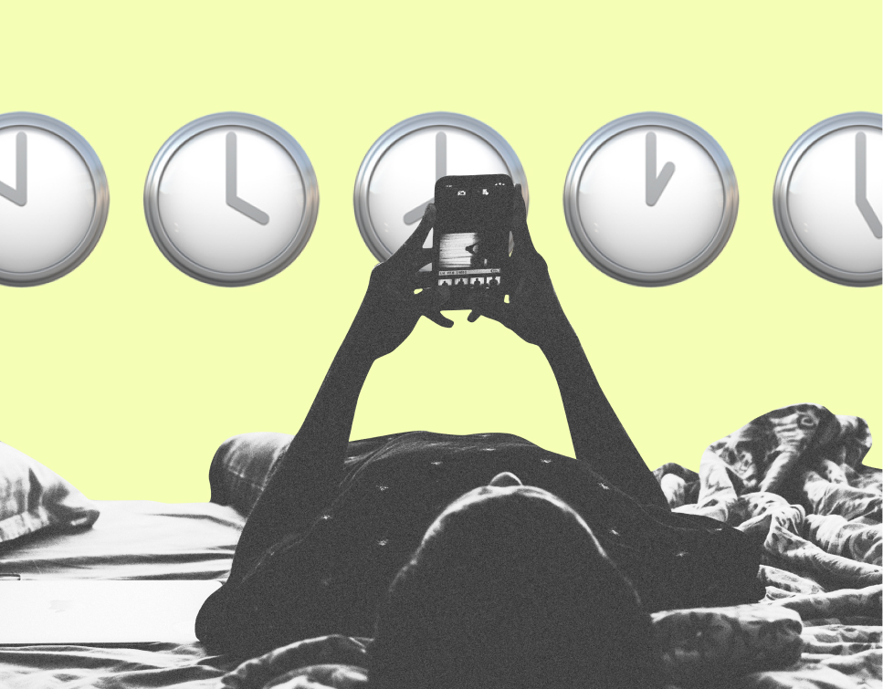 Afbeelding van een persoon die op bed ligt op zijn telefoon met klokken op de achtergrond
