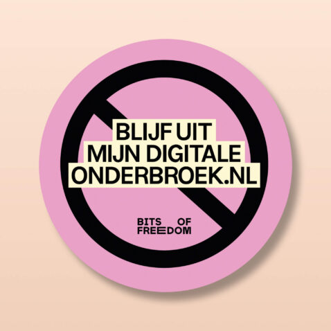Roze ronde sticker met tekst: Blijfuitmijndigitaleonderbroek.nl